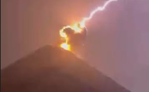 Видео дня: удар молнии в вулкан в Гватемале