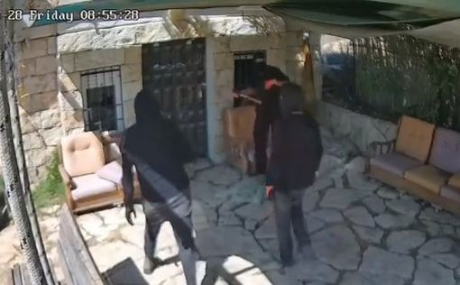 Yesh Din: поселенцы в масках разбивают окна дома в палестинской деревне
