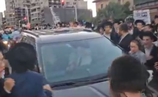 Протест харедим в Иерусалиме: демонстранты напали на машину Гольдкнопфа